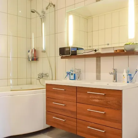 2 Bedroom Stunning In *
